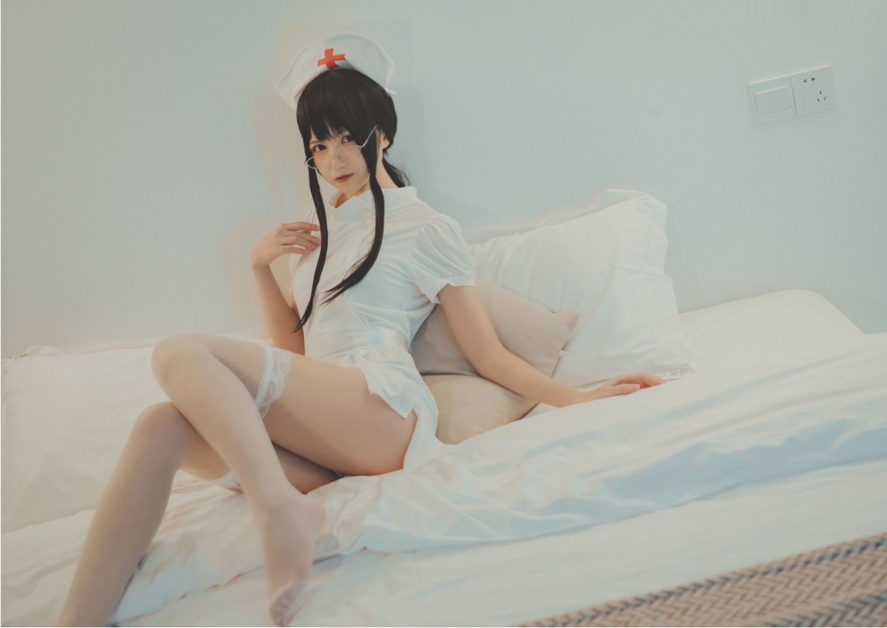 COSER美女逐月su 小护士
